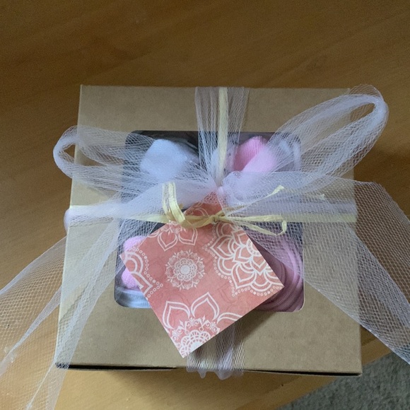 🧁Onesie & Socks Baby Girl Gift “CUPCAKES!” Onesies & Baby Socks Cupcake 4ct Box - Picture 4 of 13